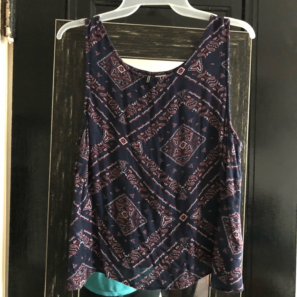 Patterned tank w/ open back
